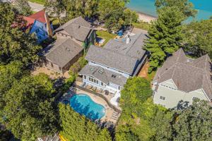 una vista aérea de una casa con piscina en Lake Shore Living, en Michiana