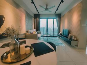Area soggiorno di Stylish KL Suite, KLCC View, Next to LRT, Datum Jelatek By Atlantis Management