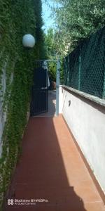 une passerelle avec un portail et une clôture avec du lierre dans l'établissement Relax a Marco Simone -Casa Domitilla -, à Marco Simone