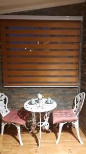 a white table and two chairs and a table and chairs at Manhuemalal in Villarrica