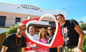 un grupo de personas sosteniendo un signo cardíaco en Residence Valleverde, en Vieste
