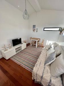 a living room with a couch and a table at Behappy Lodge & Brunch in Esmoriz