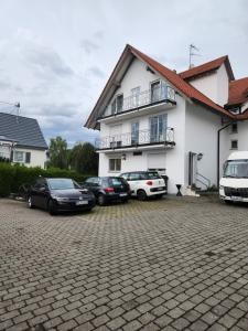 a group of cars parked in front of a house at Landhotel & Gaststuben Zum Hasen in Bad Saulgau
