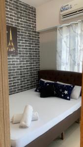 een bed in een kamer met de eiffeltoren bij Cozy 1 bedroom with Balcony in Manilla