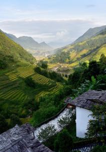 een uitzicht op een vallei met een rivier en bergen bij Maison de Lao Chai in Sa Pa