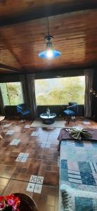 Χώρος καθιστικού στο Chalé Pakere Montebello Lumiar - lareira, wi-fi, sauna, piscina - vista incrível - locação do chalé sem prestação de serviços