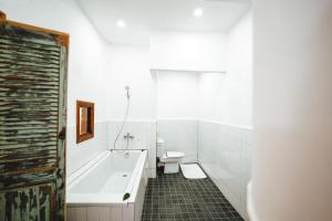 ein Badezimmer mit einer Badewanne, einem WC und einem Waschbecken in der Unterkunft La Ferme Medina in Marrakesch