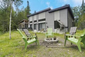 Κήπος έξω από το Chalet L'Hérisson (Modern, Spa, BBQ, waterfront)