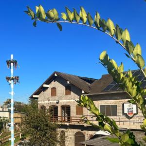 una casa con paneles solares en el techo en Pousada e Cervejaria Stein Haus, en Picada Café