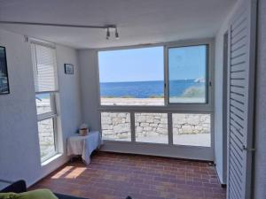 Zimmer mit großen Fenstern und Meerblick in der Unterkunft Une parenthèse au Frioul in Marseille