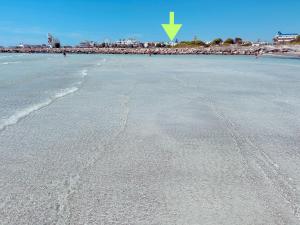 een uitzicht op een strand met een groene pijl erop bij La Casa sulla Spiaggia Torre San Giovanni in Torre San Giovanni Ugento