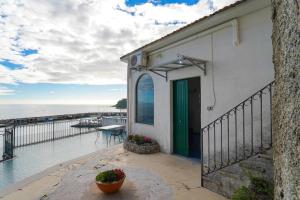 um edifício com uma varanda com vista para a água em Casa panoramica con terrazzo em Cetara