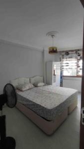 1 dormitorio con 1 cama en una habitación en Tınaztepe kampüse 5 dk 1+1 daire en Buca