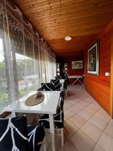ein Esszimmer mit einem weißen Tisch und Stühlen in der Unterkunft Guesthouse Emiljano in Berat