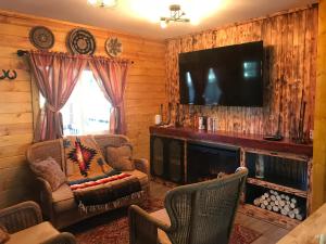 TV a/nebo společenská místnost v ubytování Goose Creek RV Park & Campground