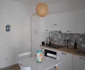 O bucătărie sau chicinetă la Casa Vista Mare a Casal Velino +4 fotografii
