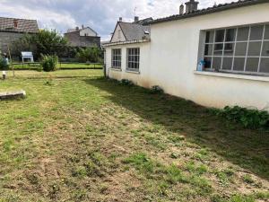 a yard in front of a house with a building at Maison avec jardin à Laon / House with Garden in Laon in Laon