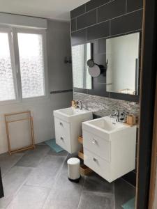 bagno con lavandino bianco e specchio di Maison avec jardin à Laon / House with Garden in Laon a Laon