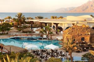 une vue aérienne d'un complexe hôtelier avec piscine dans l'établissement TIME Coral Nuweiba Resort, à Nuweiba