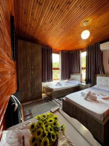 Cette chambre comprend 2 lits et une table avec des fruits. dans l'établissement Guesthouse Emiljano, à Berat