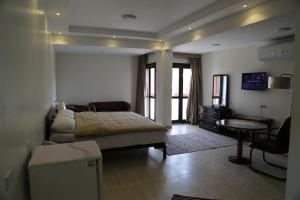 開羅的住宿－Cairo international Scout House，一间卧室配有一张床、一张桌子和一张桌子