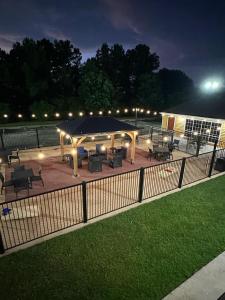 einen Pavillon mit einem Zelt, Tischen und Stühlen in der Unterkunft Quality Inn Auburn University Area in Auburn