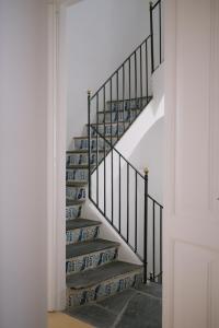 un escalier avec des monte-escaliers bleus et blancs dans l'établissement Can Set, à Cadaqués