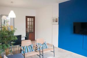 een woonkamer met 2 stoelen en een televisie bij Localización inmejorable con garaje incluido in Puerto de la Cruz