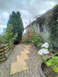 een tuin met een loopbrug voor een huis bij Castle Lodge in Sheriff Hutton