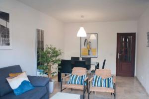 een woonkamer met een bank en een tafel en stoelen bij Localización inmejorable con garaje incluido in Puerto de la Cruz