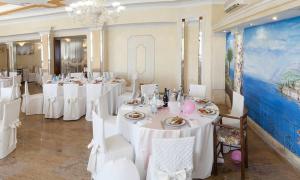 een eetkamer met witte tafels en witte stoelen bij Hotel Ristorante "Da Valerio" in Cittaducale