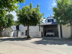 克羅宗的住宿－Villa, au coeur de Morgat，一座白色的房子,车库里停有一辆汽车
