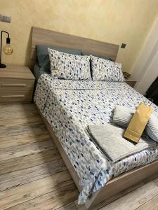 um quarto com uma cama com um livro em Appartamento a Milano, 12 minuti dalla stazione centrale FS em Cinisello Balsamo