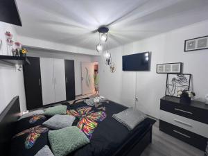 um quarto com uma cama com almofadas em Apartament Maria em Baile Govora