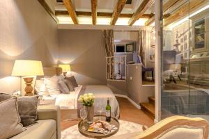 uma sala de estar com uma cama e um sofá em Procurator 7 Luxury Rooms em Split