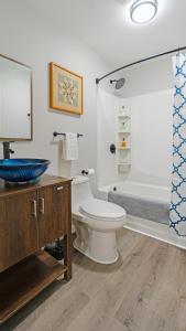 ein Badezimmer mit einem WC, einem Waschbecken und einer Badewanne in der Unterkunft Wally's House in Hawley
