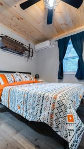 1 dormitorio con 1 cama con edredón en Wally's House en Hawley