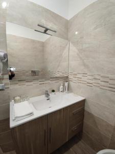 uma casa de banho com um lavatório e um espelho em Pietrapantone B&B em Pietrapertosa