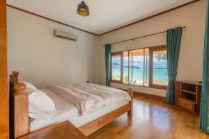 Letto o letti in una camera di 悬崖别墅 无边海景 直达海滩 五卧泰式独栋私人泳池别墅 超漂亮日出