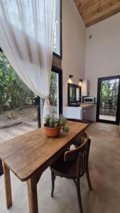 サルタにあるCabaña del Cedro Azul, San Lorenzoの鉢植えが置かれた木製のテーブル
