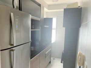 een keuken met een roestvrijstalen koelkast in een kamer bij Lindo Apartamento para temporada- JTR in Maceió