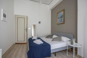 um quarto com uma cama e uma mesa com toalhas em Synagogue Suite-Hosted by Sweetstay em Florença