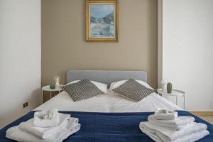 a bedroom with a bed with towels on it at Synagogue Suite-Hosted by Sweetstay in Florence