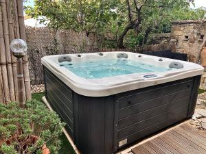 Fotografia z galérie ubytovania Grand et joli studio tout équipé avec jardin et Jacuzzi v destinácii Cuers