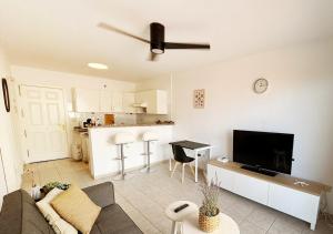 ein Wohnzimmer mit Couch und Flachbildfernseher in der Unterkunft Relax Oasis del Mar in Puerto de Santiago