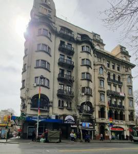 un edificio alto en la esquina de una calle en Nuevo Hotel Aramaya, en Montevideo