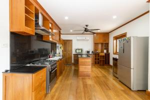 Cucina o angolo cottura di 悬崖别墅 无边海景 直达海滩 五卧泰式独栋私人泳池别墅 超漂亮日出