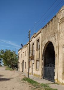 un vieux bâtiment en briques avec une arche dans une rue dans l'établissement Casa de pueblo San Mayol, 