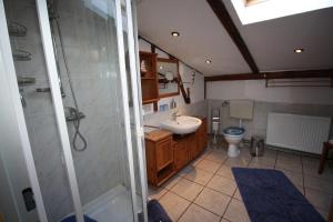 Bilik mandi di Landhaus Questin +44 gambar