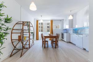 a kitchen with a table and chairs in a room at Vieira Azul in Armação de Pêra